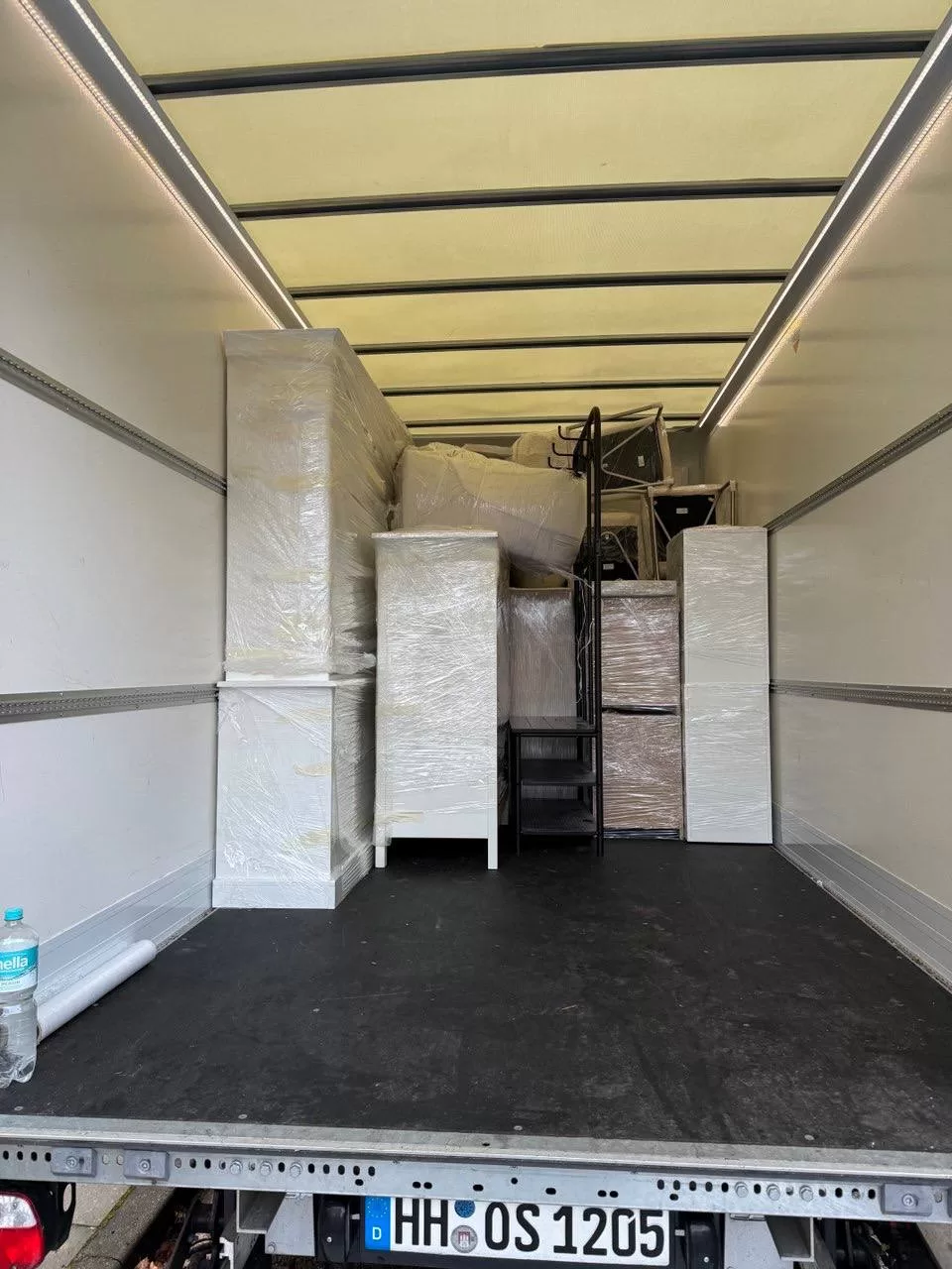 Momot Umzug Transporter mit Hamburger HH-Kennzeichen, professionell verpackte Möbel