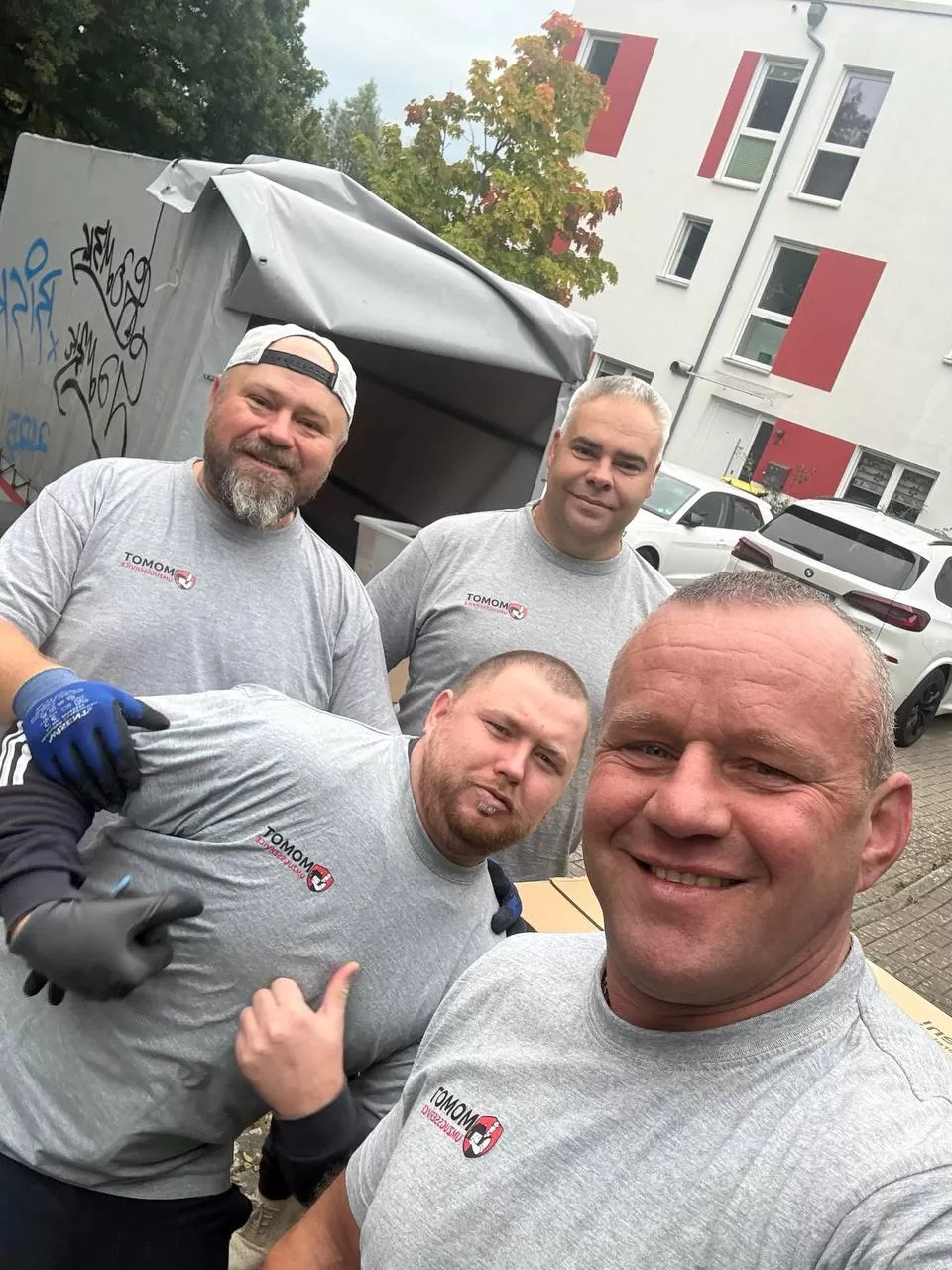 Eingespieltes Momot Umzug Team Hamburg in beschrifteten T-Shirts