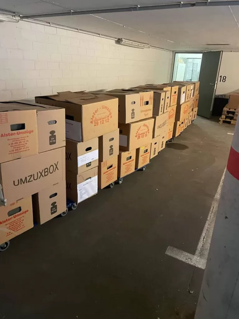Sorgfältig verpackte Umzugskartons von Momot Umzug